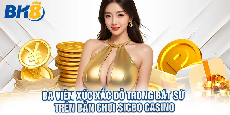 Ba viên xúc xắc đỏ trong bát sứ trên bàn chơi sicbo casino