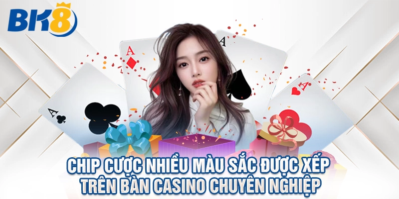 Chip cược nhiều màu sắc được xếp trên bàn casino chuyên nghiệp