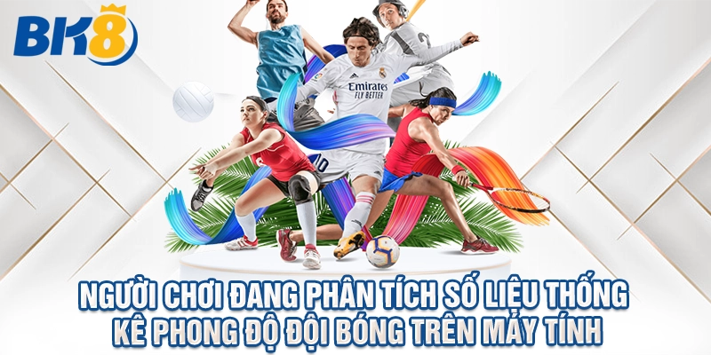 Người chơi đang phân tích số liệu thống kê phong độ đội bóng trên máy tính