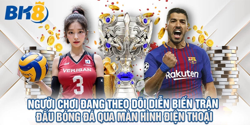 Người chơi đang theo dõi diễn biến trận đấu bóng đá qua màn hình điện thoại