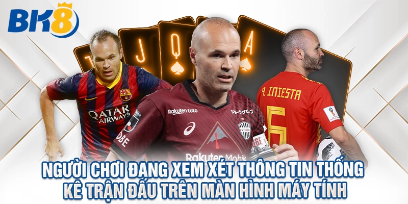 Người chơi đang xem xét thông tin thống kê trận đấu trên màn hình máy tính