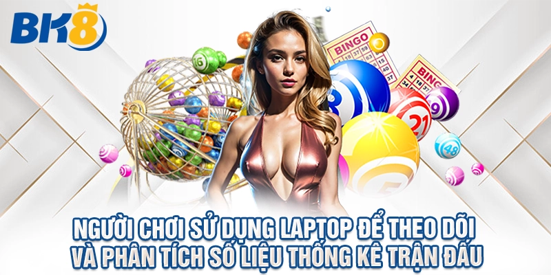 Cổ động viên theo dõi trận đấu bóng đá qua màn hình tivi trong không khí sôi động