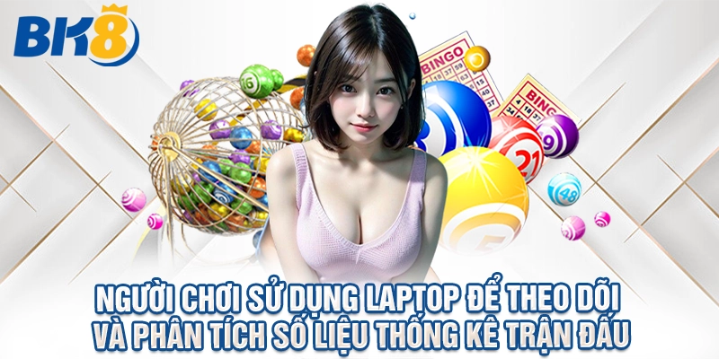 Người chơi sử dụng laptop để theo dõi và phân tích số liệu thống kê trận đấu