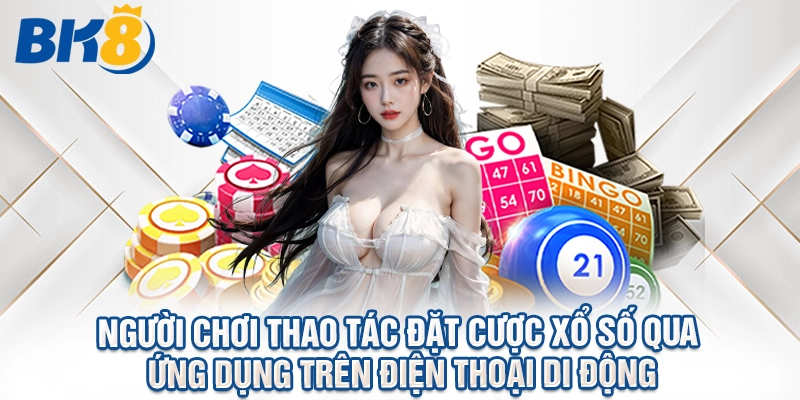 Người chơi thao tác đặt cược xổ số qua ứng dụng trên điện thoại di động