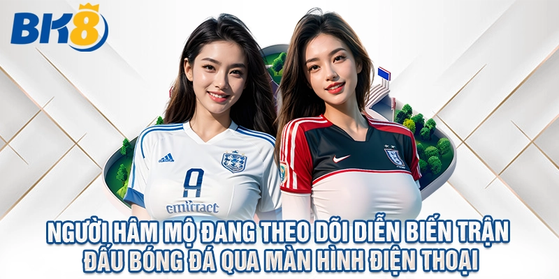 Người hâm mộ đang theo dõi diễn biến trận đấu bóng đá qua màn hình điện thoại
